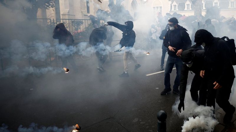 (ФОТО) Во Франции прошли новые забастовки и протесты против пенсионной реформы