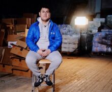 VIDEO „Prin fața casei tatălui meu au trecut 80 de tancuri”. Un bărbat originar din Rusia, despre ajutorul pe care îl oferă refugiaților ucraineni din Moldova