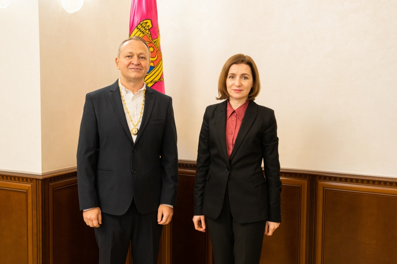 Maia Sandu l-a decorat pe maestrul internațional la șah Viorel Iordachescu cu „Ordinul Republicii”  