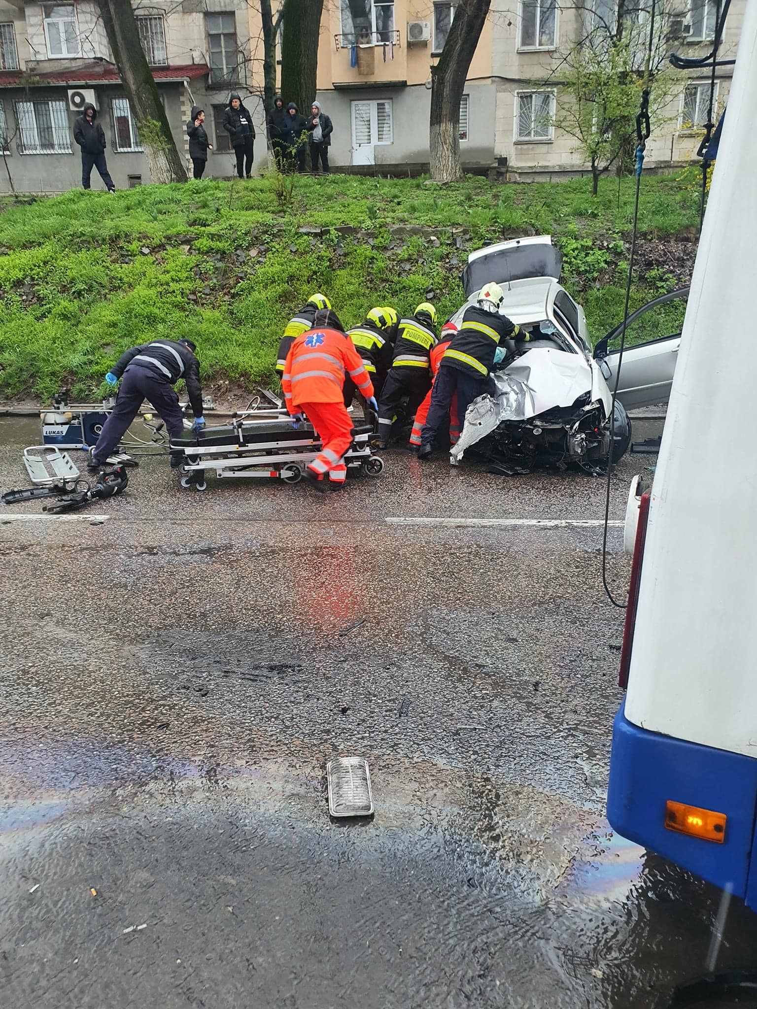 (ФОТО) В Кишиневе автомобиль врезался в троллейбус. Есть пострадавшие