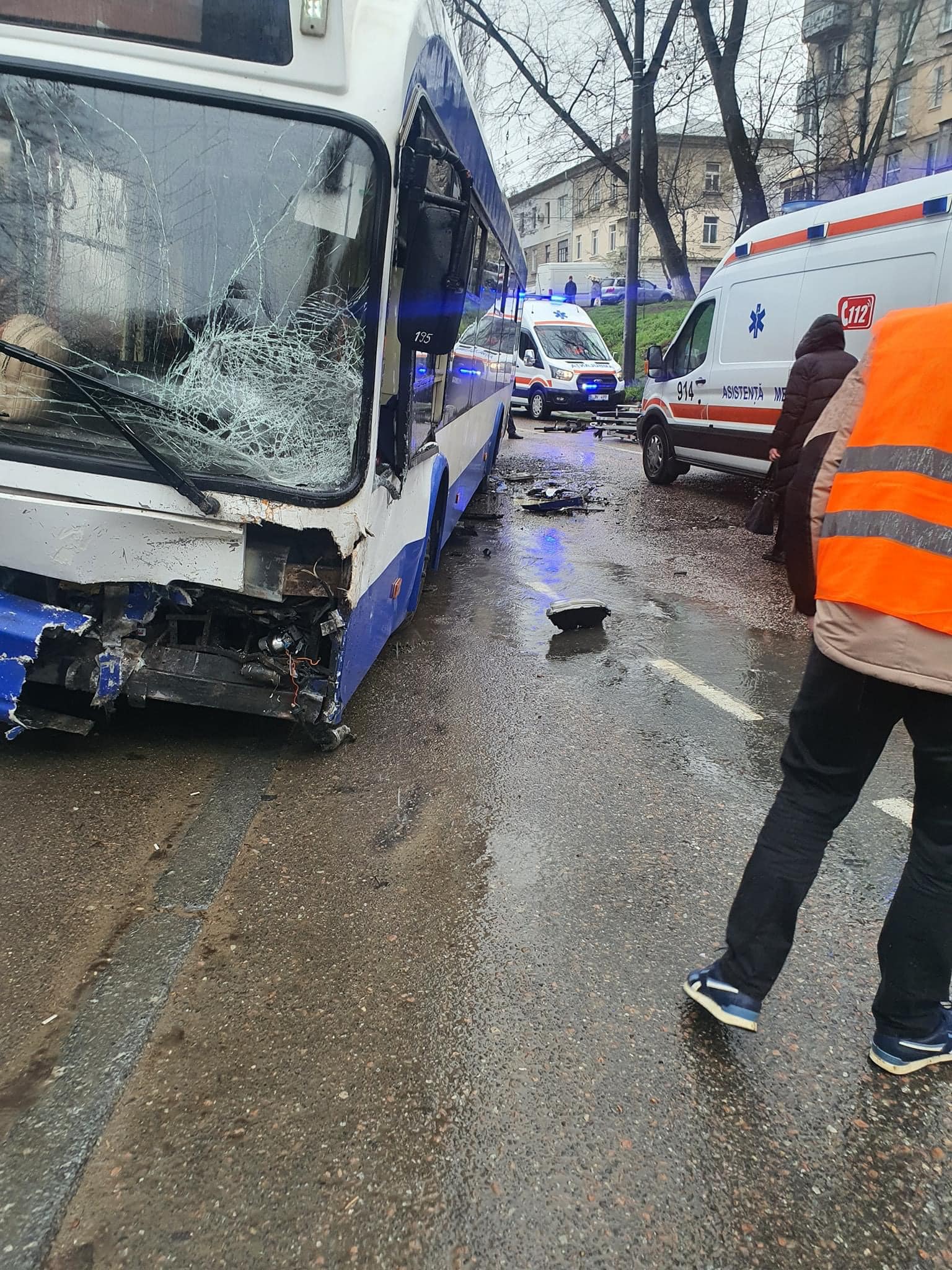 (ФОТО) В Кишиневе автомобиль врезался в троллейбус. Есть пострадавшие