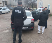 (FOTO) Un polițist din Nisporeni și un ex-funcționar public, reținuți pentru mită de €5000. Ce au promis să facă în schimbul banilor?