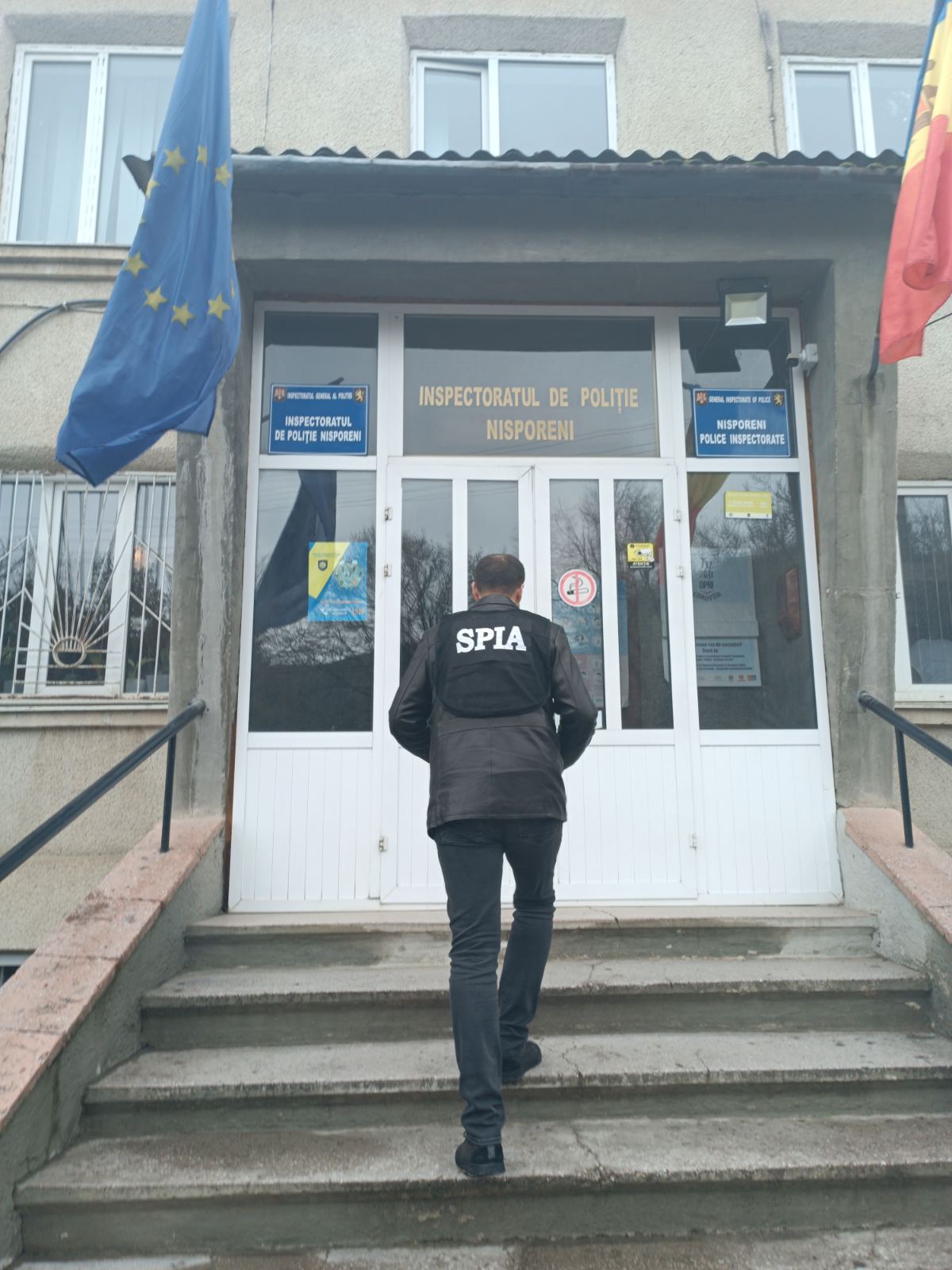 (FOTO) Un polițist din Nisporeni și un ex-funcționar public, reținuți pentru mită de €5000. Ce au promis să facă în schimbul banilor?