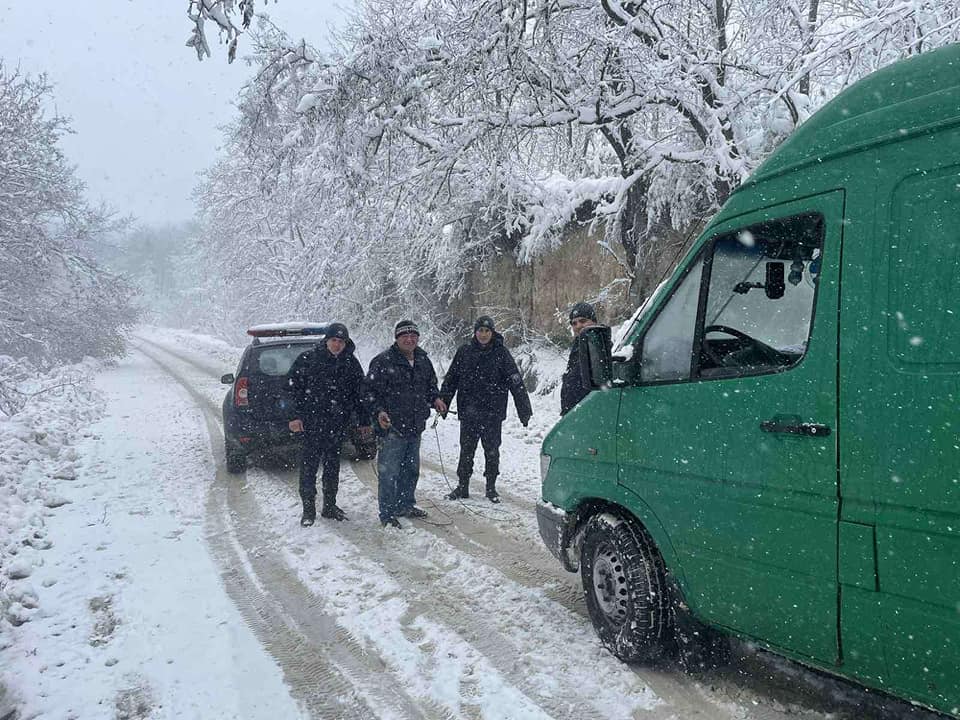 (ФОТО, ВИДЕО) На севере Молдовы продолжается снегопад. Полиция и спасатели работают круглосуточно