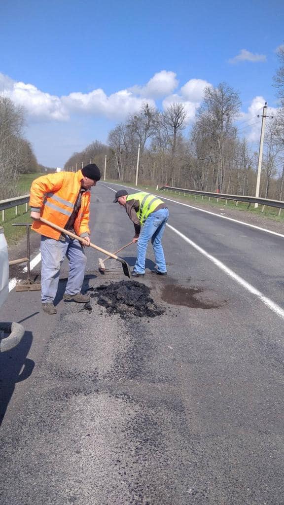 FOTO Gropi și mașini deteriorate, pe traseul Chișinău-Leușeni. Imaginile publicate pe internet și reacția autorităților 