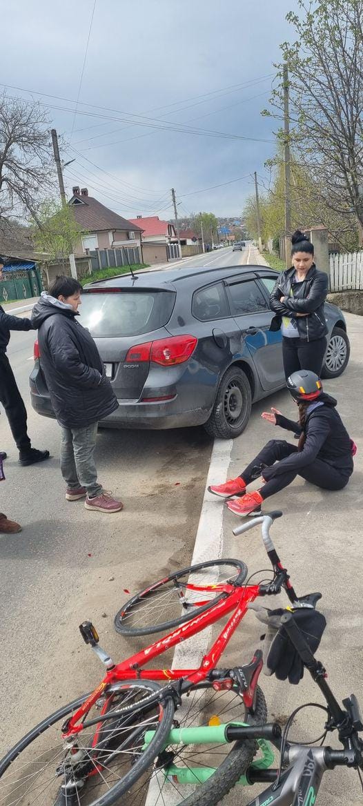 (FOTO) O ciclistă, lovită de un automobil în raionul Ialoveni: sportiva se antrena înainte de o cursă națională