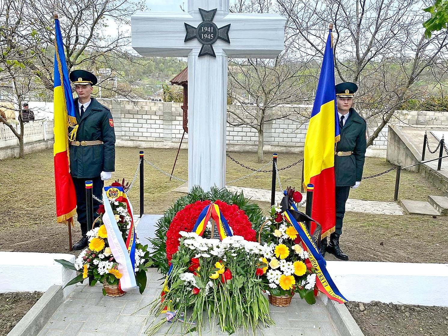FOTO Monument al eroilor români, inaugurat la Hîncești. La eveniment a participat și un oficial din România