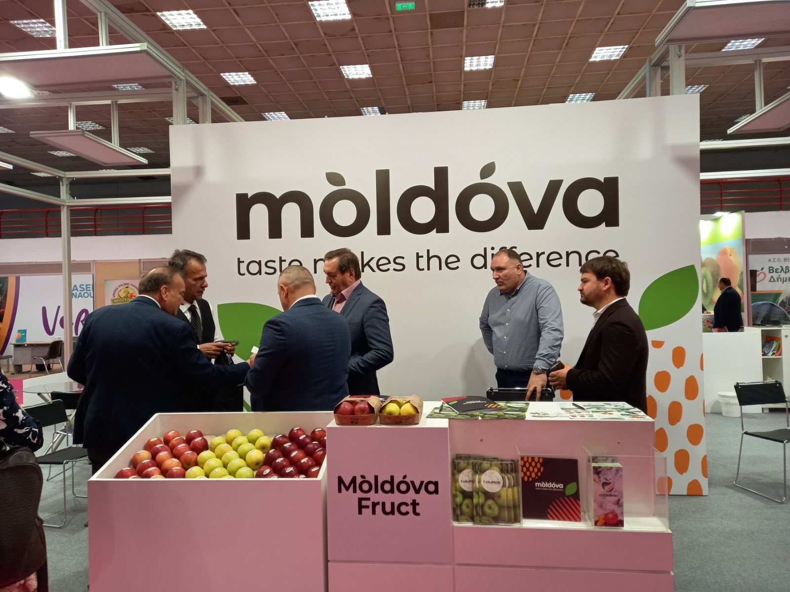 FOTO Fructele din Republica Moldova ar putea cuceri noi piețe. În premieră, șase producători autohtoni își prezintă produsele la Freskon 2023