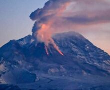 (VIDEO) A erupt vulcanul Şiveluci din Rusia. Cod roșu pentru aviație, după ce cenuşa a atins o înălţime de 10 kilometri
