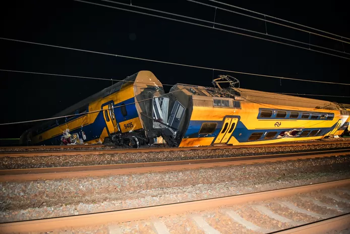 (ВИДЕО) В Нидерландах сошел с рельсов пассажирский поезд. Один человек погиб, десятки пострадали