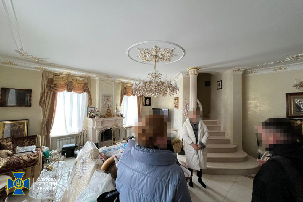 (ФОТО/ВИДЕО) СБУ показала кадры обыска в доме митрополита УПЦ Павла