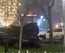 (ФОТО) В Кишиневе автомобиль выехал на аллею на проспекте Григоре Виеру. Водитель покинул место ДТП