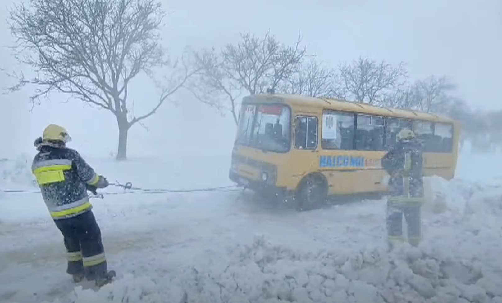 ВИДЕО) В Рышканском районе на заснеженной дороге застрял школьный автобус -  NewsMaker