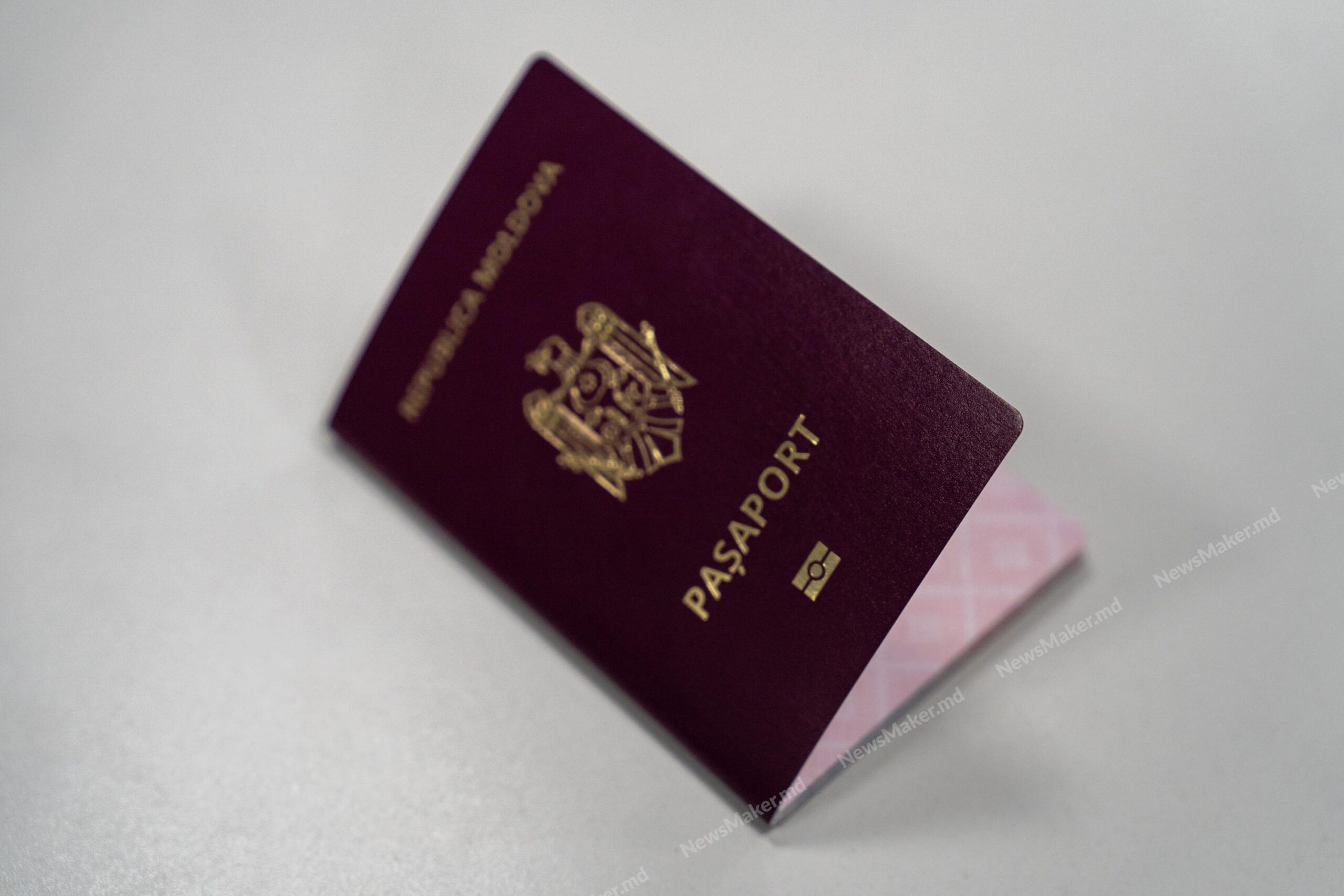 (FOTO) A fost pus în circulație noul model de pașaport. Cum arată, cât costă, cât timp e valabil și prin ce e diferit?