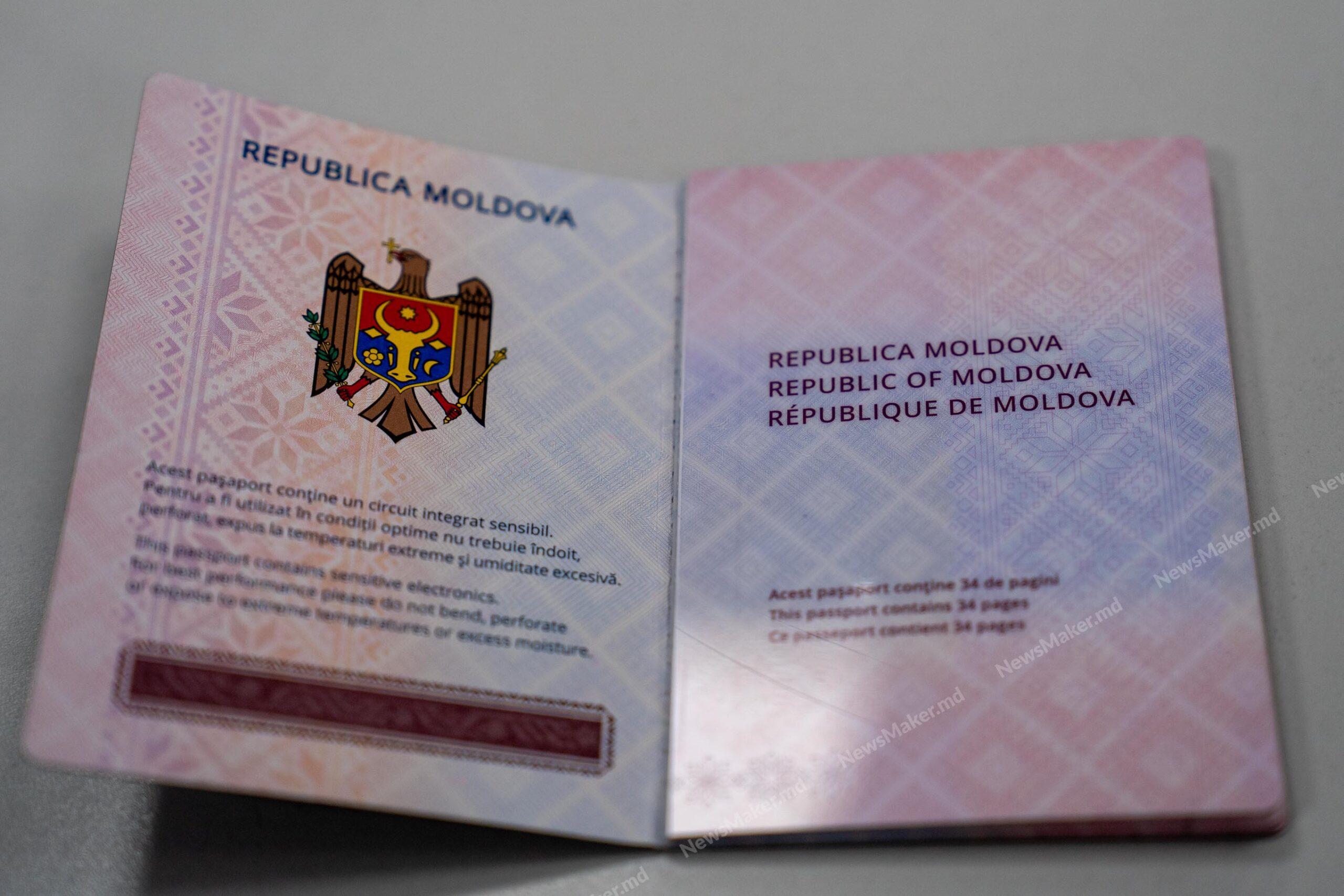 (ФОТО) В Молдове начали выпускать загранпаспорта нового образца
