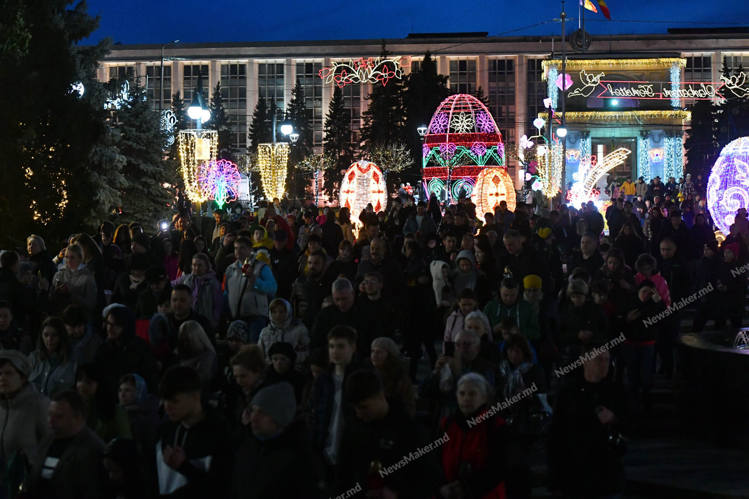 (Fotoreportaj NM) Slujba de Înviere la Catedrala „Nașterea Domnului” din capitală