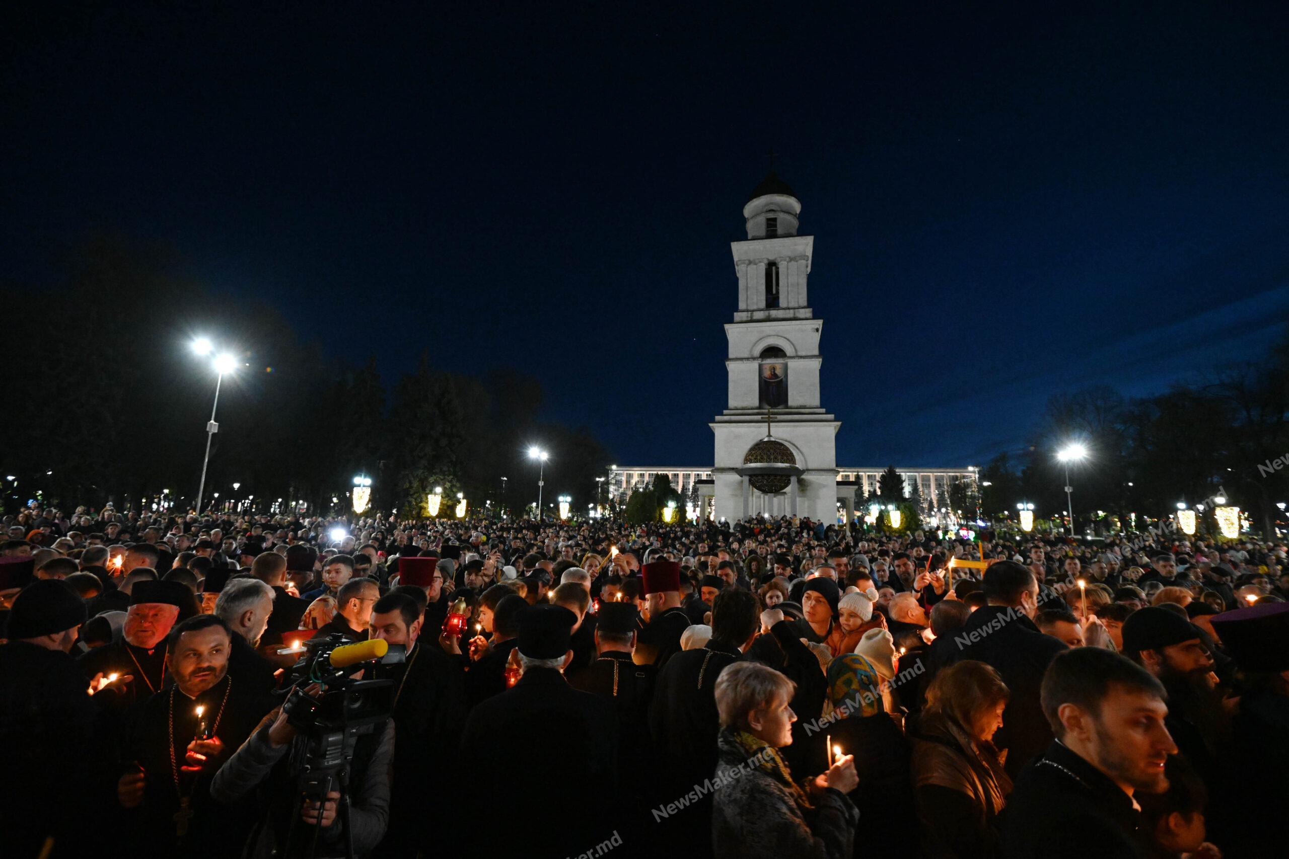 (Fotoreportaj NM) Slujba de Înviere la Catedrala „Nașterea Domnului” din capitală