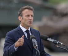 Президент Франции подписал закон о пенсионной реформе, вызвавший массовые протесты
