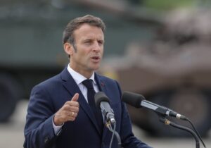 Macron: „Nu trebuie să admitem ca Rusia să câștige războiul”