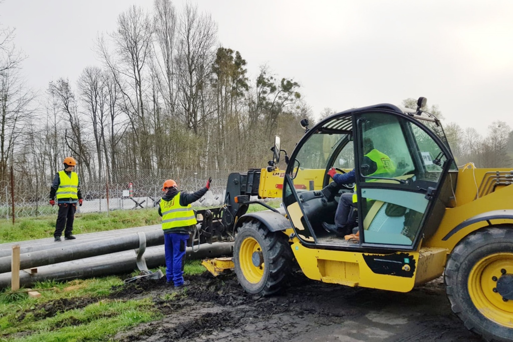 FOTO Polonia a demarat construcția unui gard electric la frontiera cu regiunea Kaliningrad din Rusia. Lucrările vor costa €81 mln