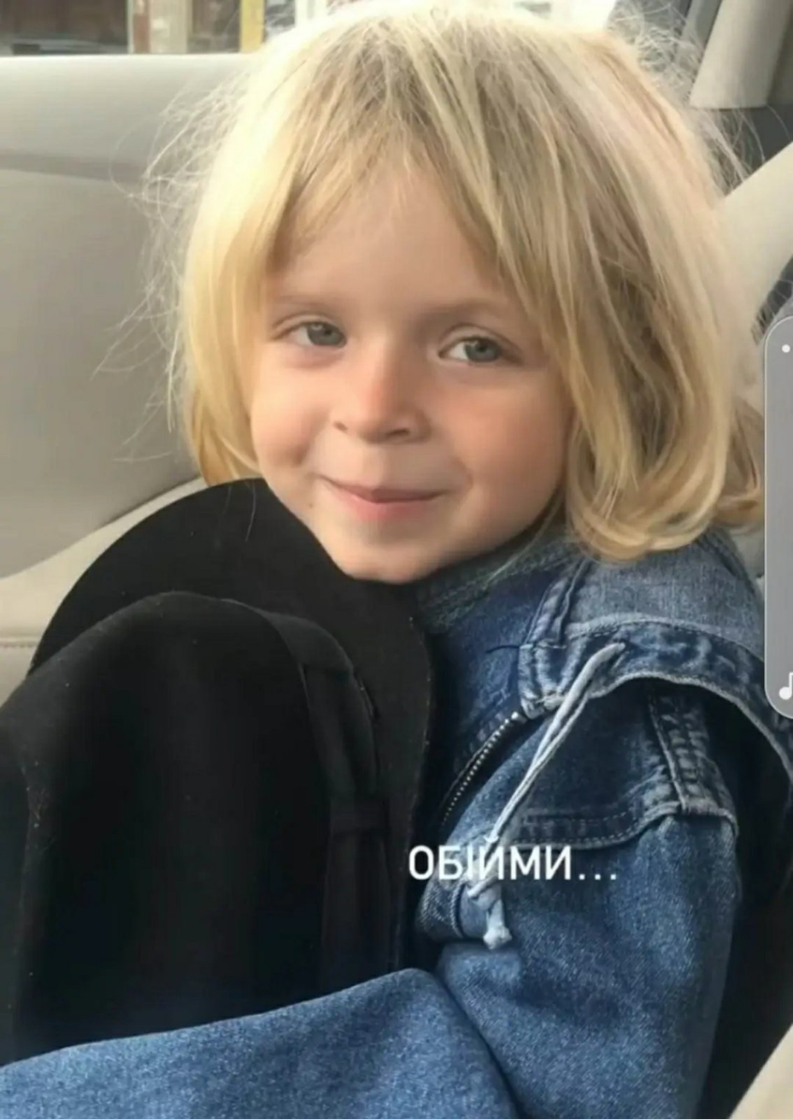 VIDEO „Soarele Ucrainei”: Un pictor din Moldova i-a făcut un cadou băiețelului de 3 ani care a ajuns celebru pentru interpretarea sa emoționantă