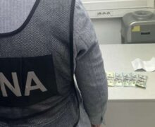 Un cetățean străin, reținut la Aeroport în timp ce oferea mită pentru a facilita tranzitarea țării a 6 „pasageri”