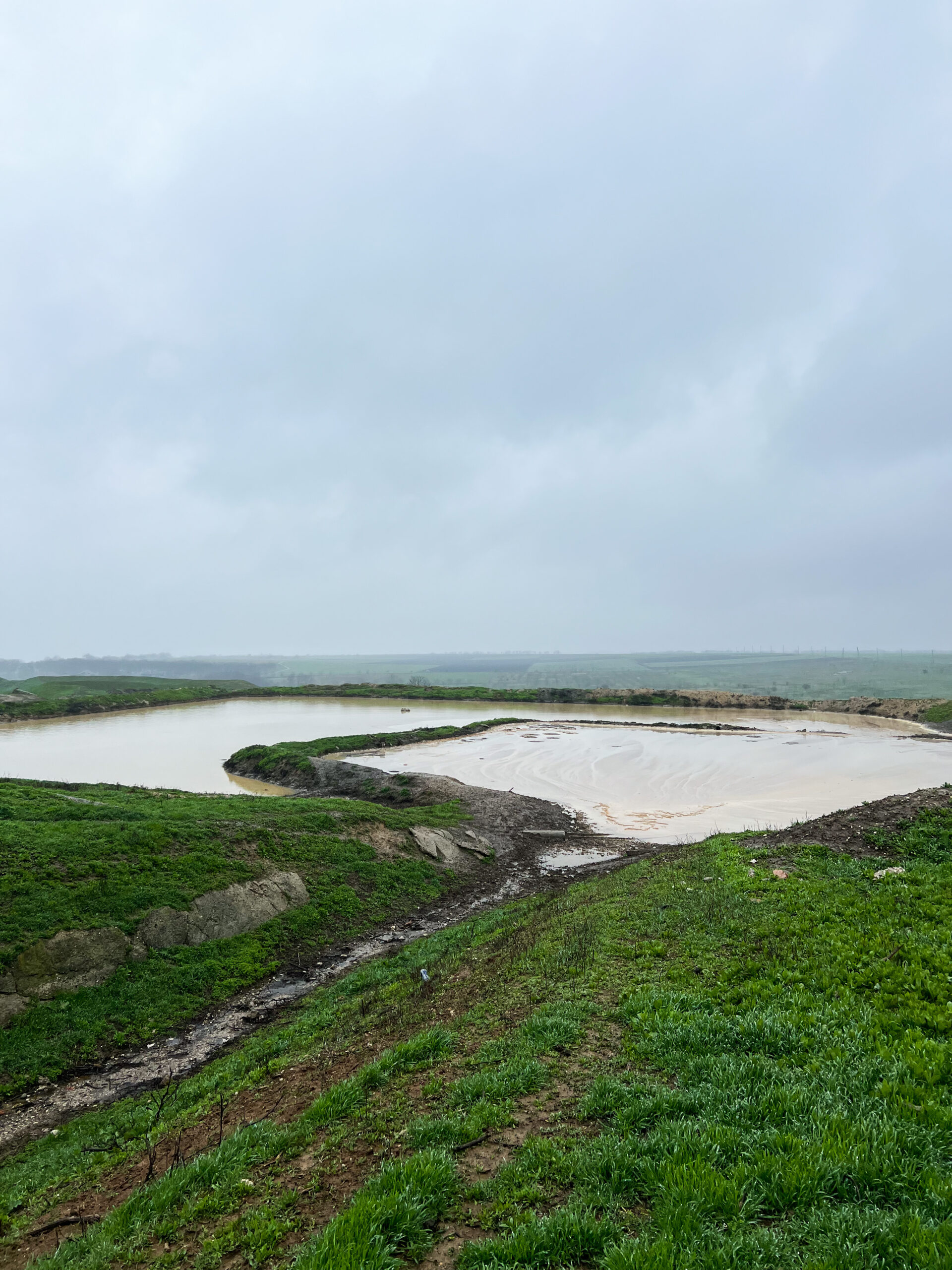 FOTO Dorin Recean, vizită inopinată în orașul Tvardița, grav afectat de deversările ilegale a apelor uzate: Activitatea poluantă va fi întreruptă până la remedierea situației