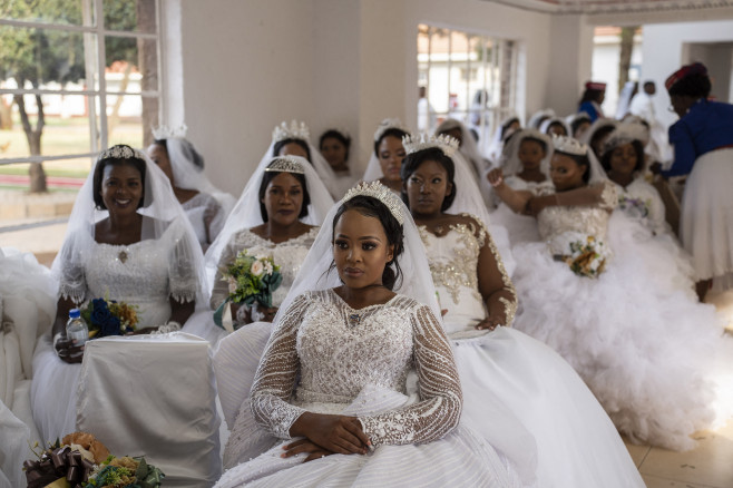 (FOTO) Peste 800 de cupluri s-au căsătorit într-o ceremonie comună, în Africa: "Uniunile poligame sunt autorizate de Biblie"