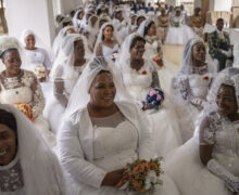 (FOTO) Peste 800 de cupluri s-au căsătorit într-o ceremonie comună, în Africa: „Uniunile poligame sunt autorizate de Biblie”