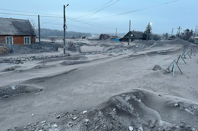 (FOTO) Sate întregi acoperite complet cu cenușă după erupția vulcanului Şiveluci din Rusia. Stratul depus pe sol depășește 8 cm