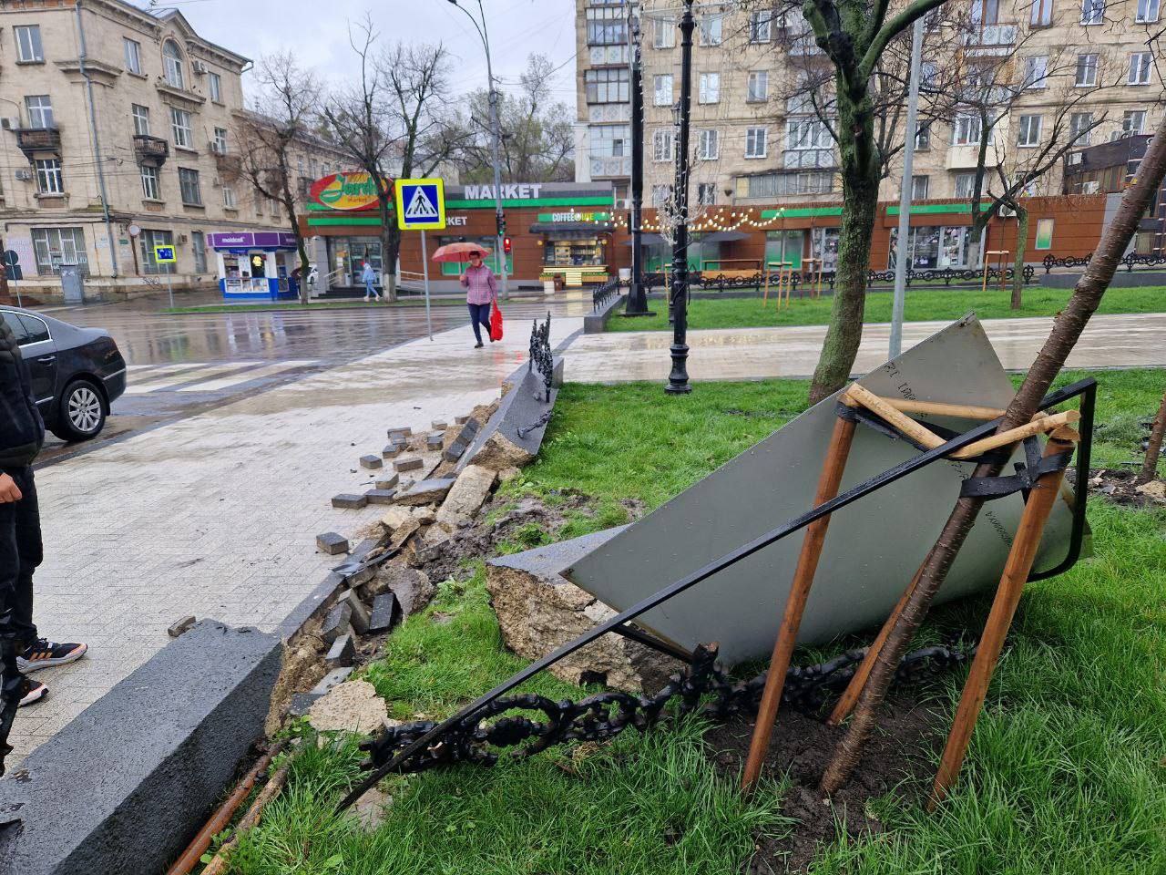 FOTO Mașina ajunsă pe aleea de pe bulevardul Grigore Vieru: Primăria publică imagini și cere măsuri „mai drastice” de la Guvern 