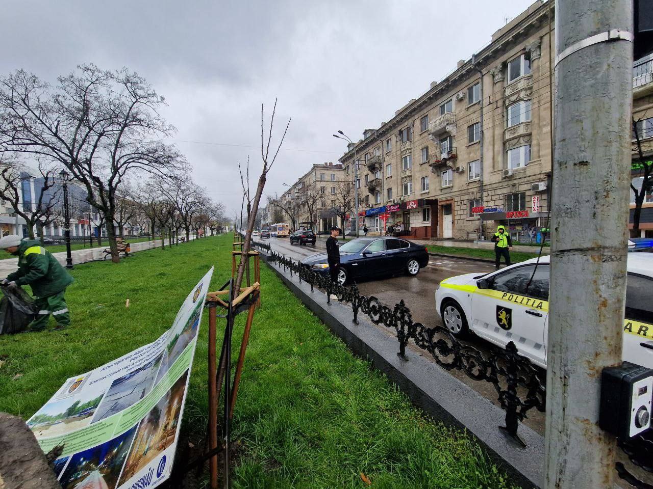 FOTO Mașina ajunsă pe aleea de pe bulevardul Grigore Vieru: Primăria publică imagini și cere măsuri „mai drastice” de la Guvern 