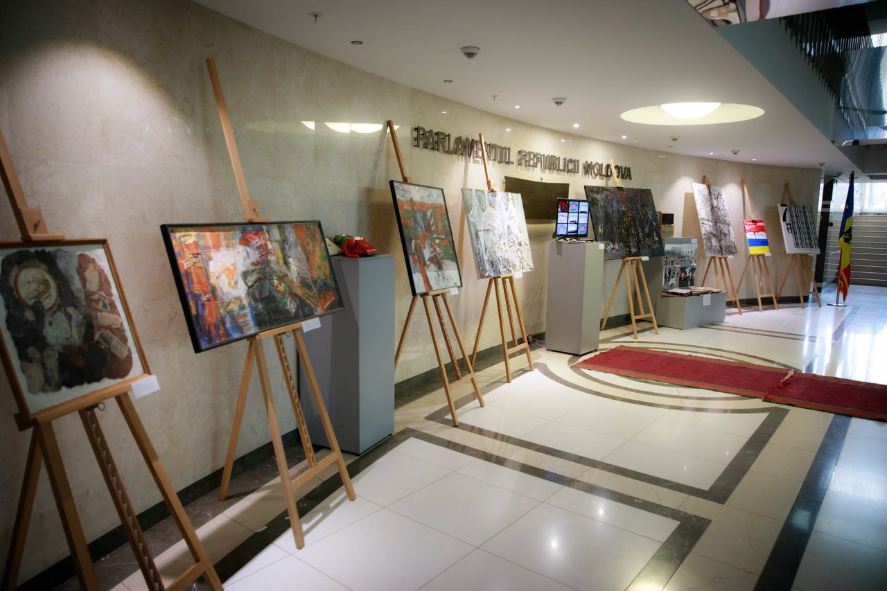 (ФОТО) В парламенте открылась выставка, посвященная событиям 7 апреля 2009 года