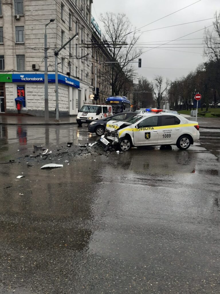 (FOTO) O mașină de poliție și o ambulanță s-au izbit violent în centrul Chișinăului