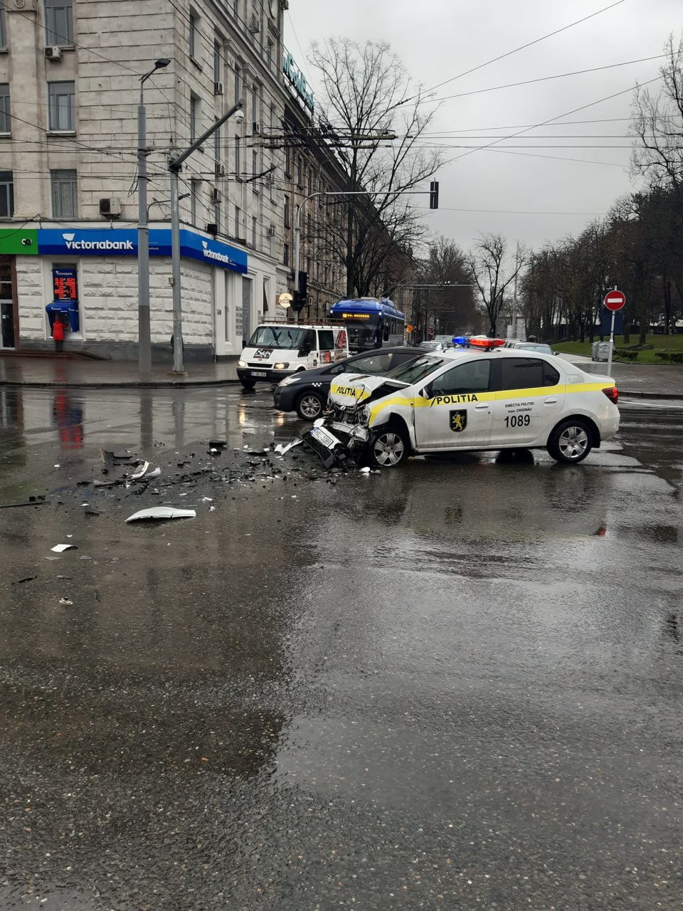 (ФОТО) В центре Кишинева полицейский автомобиль столкнулся со скорой помощью