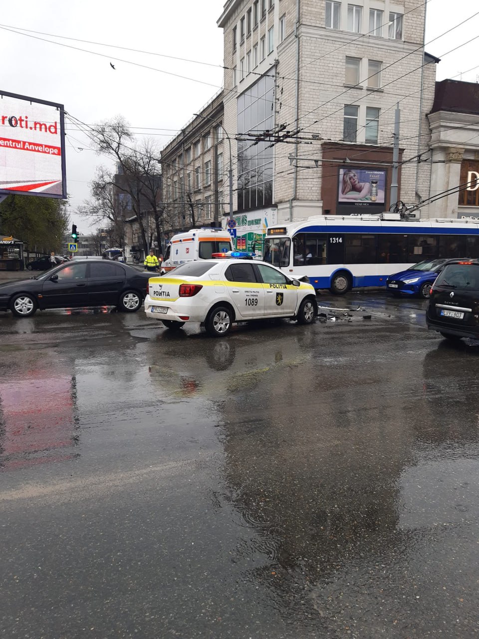 (FOTO) O mașină de poliție și o ambulanță s-au izbit violent în centrul Chișinăului