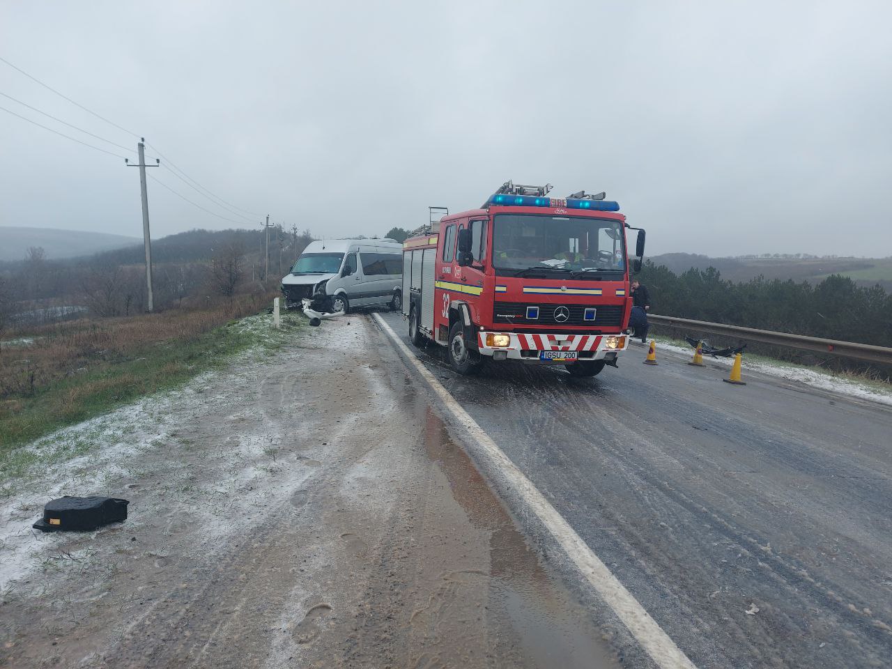 (FOTO) Accident cu trei mașini, inclusiv un camion, la Nisporeni. Un bărbat de 27 de ani a murit