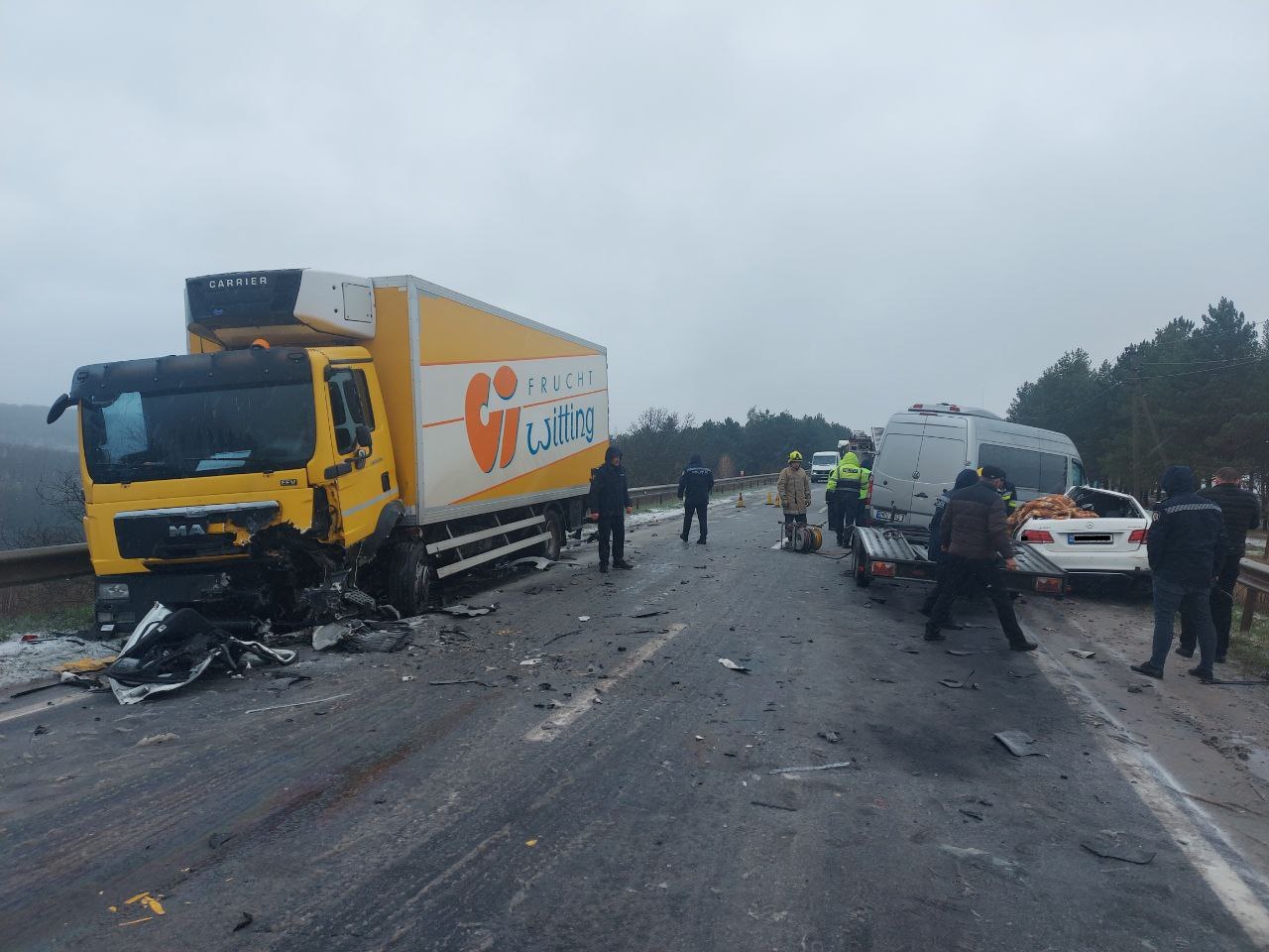 (FOTO) Accident cu trei mașini, inclusiv un camion, la Nisporeni. Un bărbat de 27 de ani a murit