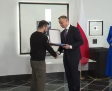 (VIDEO) Vladimir Zelenski efectuează o vizită în Polonia. Președintele Andrej Duda i-a înmânat Ordinul Vulturului Alb