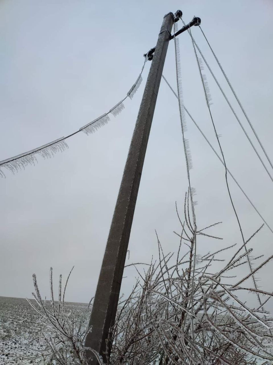 (ФОТО, ВИДЕО) На севере Молдовы продолжается снегопад. Полиция и спасатели работают круглосуточно