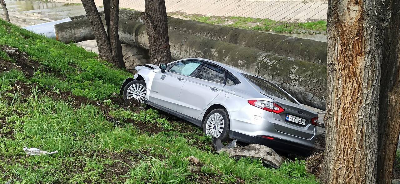 (FOTO) Un Ford și o Toyota s-au tamponat violent la o intersecție din capitală