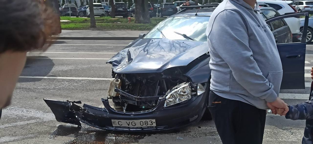 (FOTO) Un Ford și o Toyota s-au tamponat violent la o intersecție din capitală