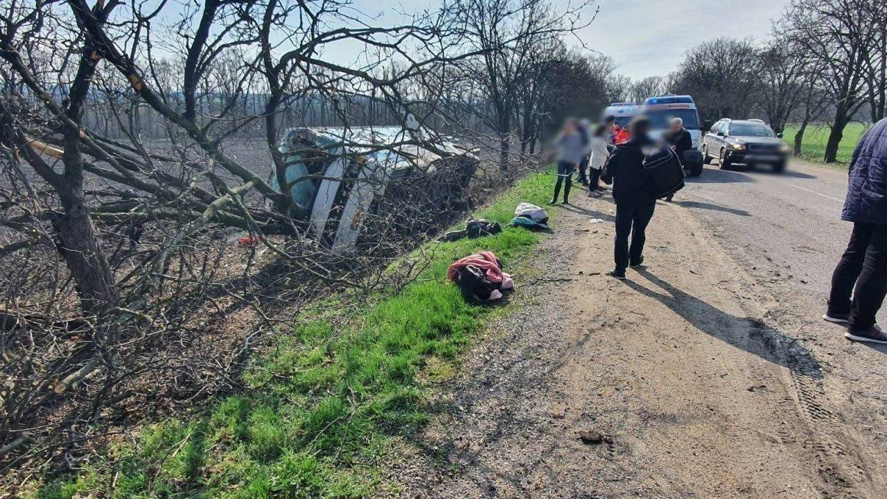 VIDEO Un autocar, care se îndrepta spre Kiev, s-a răsturnat într-un șanț la Drochia. Nouă cetățeni străini au fost transportați la spital