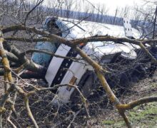 VIDEO Un autocar, care se îndrepta spre Kiev, s-a răsturnat într-un șanț la Drochia. Nouă cetățeni străini au fost transportați la spital