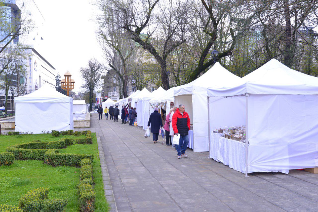 (FOTO) Târg de Paște în centrul Chișinăului. Ce produse puteți găsi în vânzare?