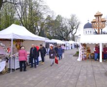 (FOTO) Târg de Paște în centrul Chișinăului. Ce produse puteți găsi în vânzare?