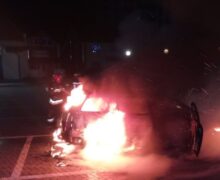 VIDEO Două autombile au luat foc în noaptea învierii. Un bărbat de 27 de ani a suferit arsuri de gradul II