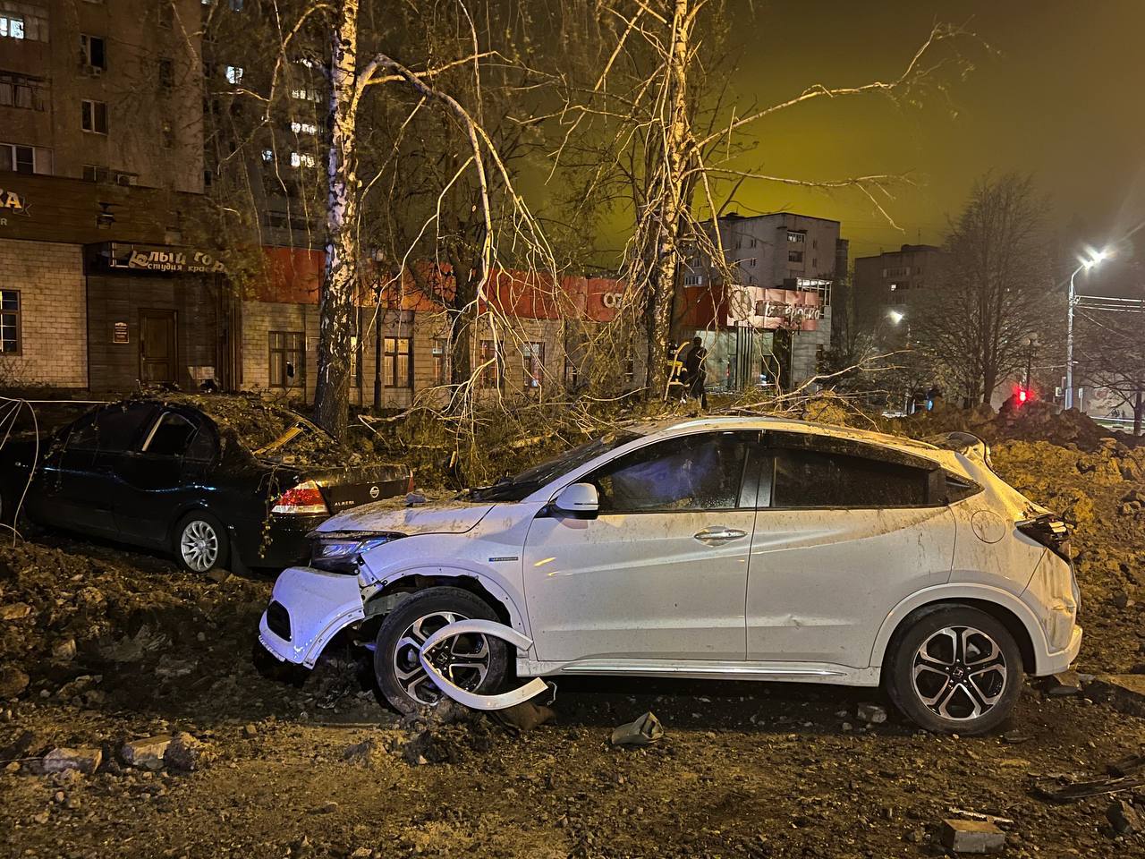 FOTO/VIDEO Explozie în orașul rusesc Belgorod: a lăsat un crater de 20 metri, iar o mașină a fost aruncată pe acoperișul unui magazin