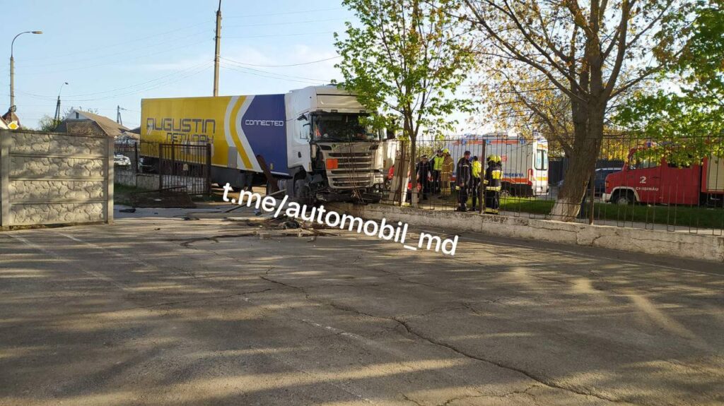 (ФОТО) В Кишиневе грузовик врезался в забор Академии полиции