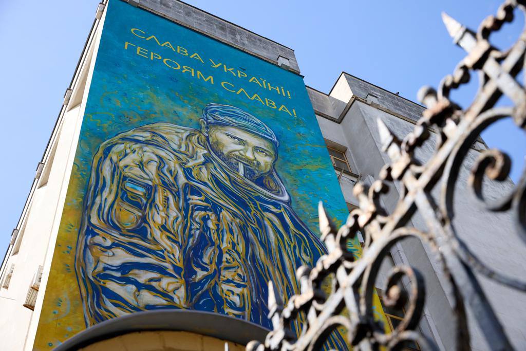 (ФОТО) В Киеве появился мурал в память о погибших во время войны. На нем изображен украинский военный родом из Молдовы Александр Мациевский